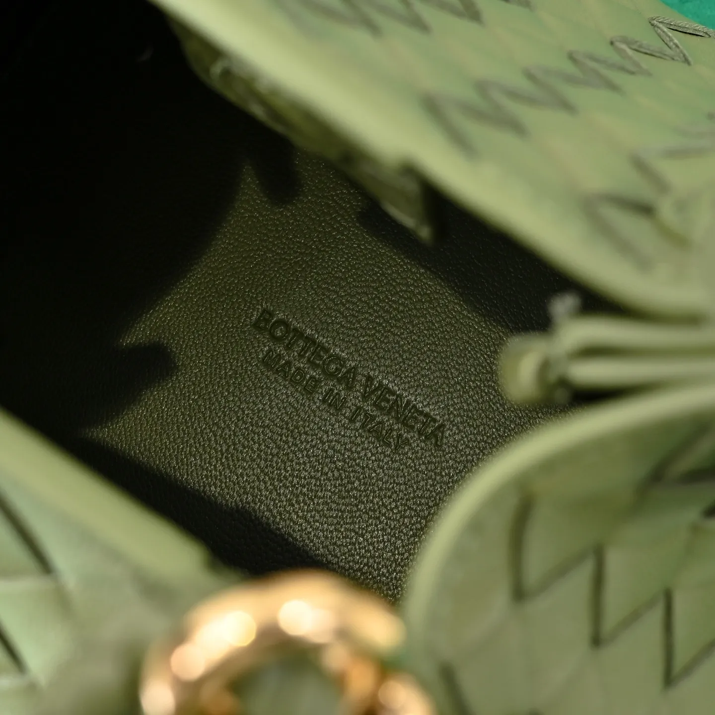 Batch 1760 BV home is new! Andiamo combines Bottega Veneta archives parachute handbags to inherit retro elements and integrate modern trends. The same style as Shu Qi's Beijing Night. It is a continuation of the classic bag. It has three functions: hand carry, shoulder and cross-body. It is embellished with metal brass knot buckles. The capacity of the small one is amazing. It can easily hold sunglasses in a box/small bottle of water/powder powder/charger and other daily necessities when going out. The upper body is versatile. Style number: 6569 Size: 21*17*16.5cm